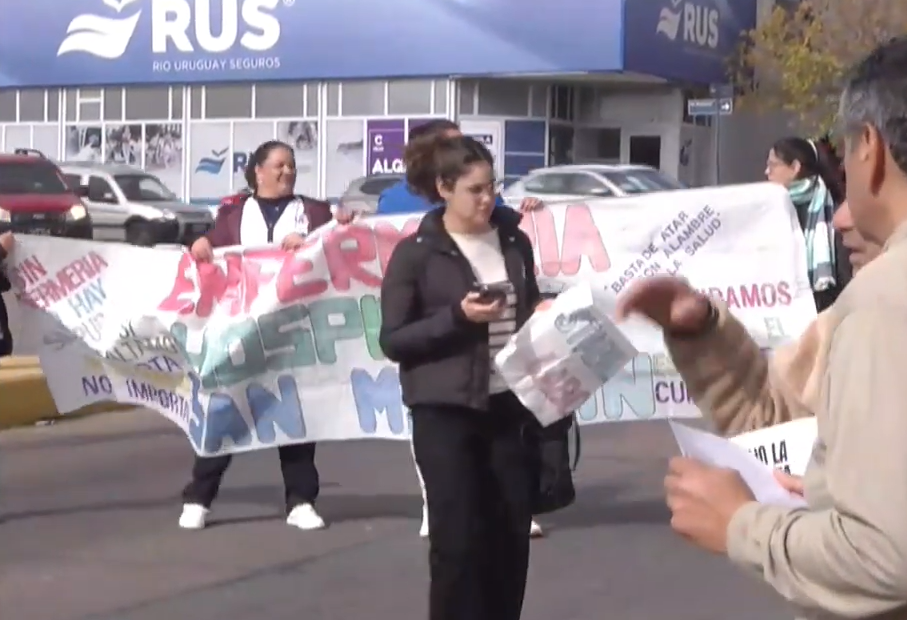 Docentes y enfermeros protestaron en Cinco Esquinas de Paraná en reclamo de mejoras salariales
