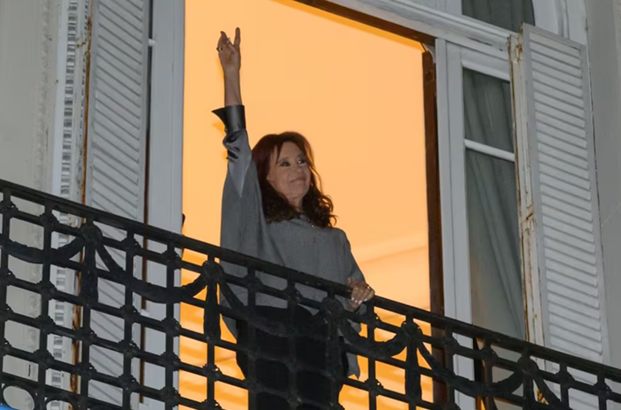 Cristina Kirchner saludó a la militancia estudiantil de la Marcha Universitaria en San José 1111