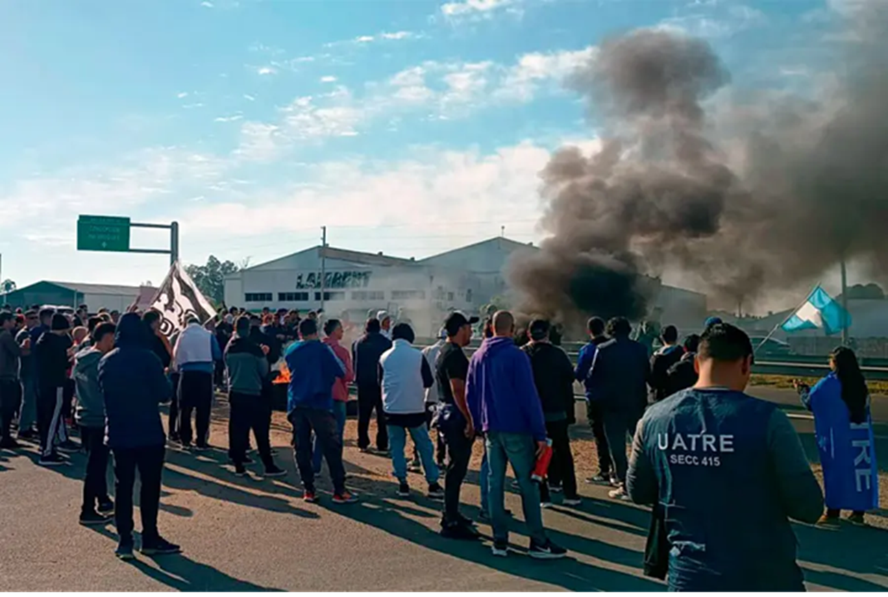 Trabajadores de Granja Tres Arroyos reclamaron en la Ruta 14