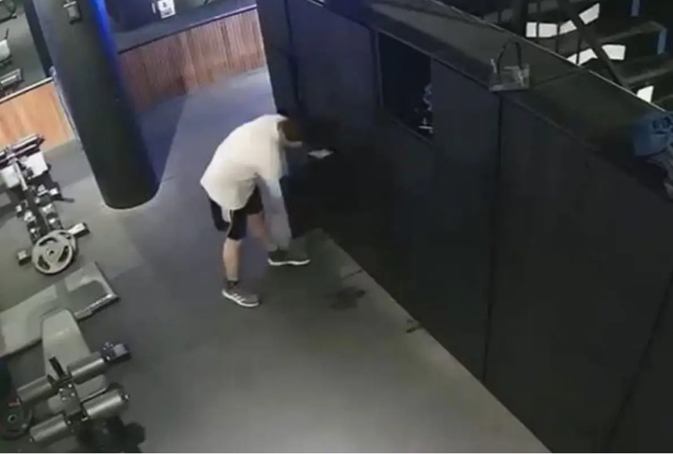 Iba al gimnasio, robaba tarjetas de los casilleros y hacía compras con un posnet oculto