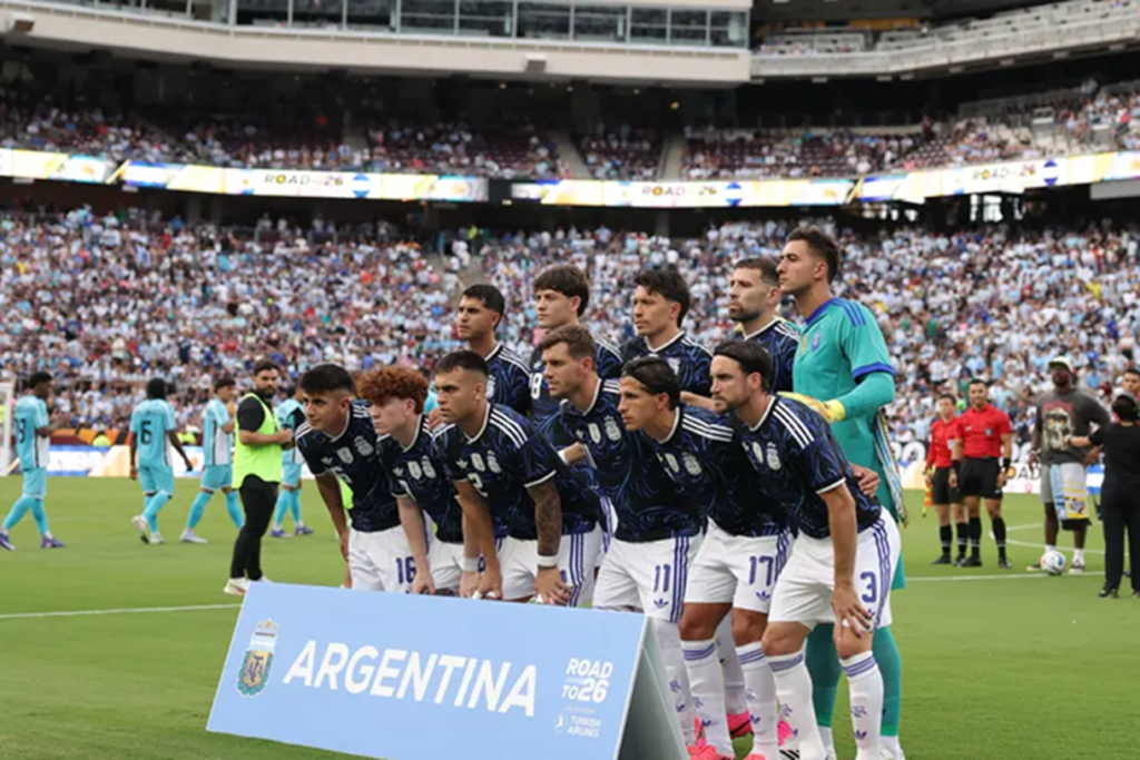 Insólito: confundieron el Bombón Asesino con el himno argentino en el amistoso Argentina vs. Honduras
