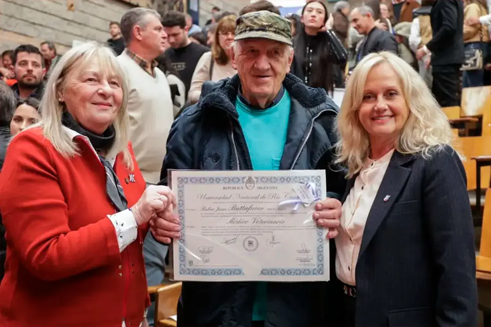 Se recibió de veterinario a los 82 años: No hay que rendirse nunca, expresó