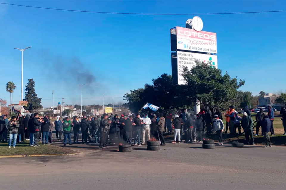 EN VIVO, Trabajadores de Granja Tres Arroyos protestan en Concepción del Uruguay