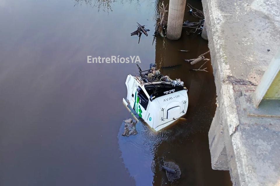 Camión cayó desde un puente al arroyo Gualeyán, en departamento Gualeguaychú
