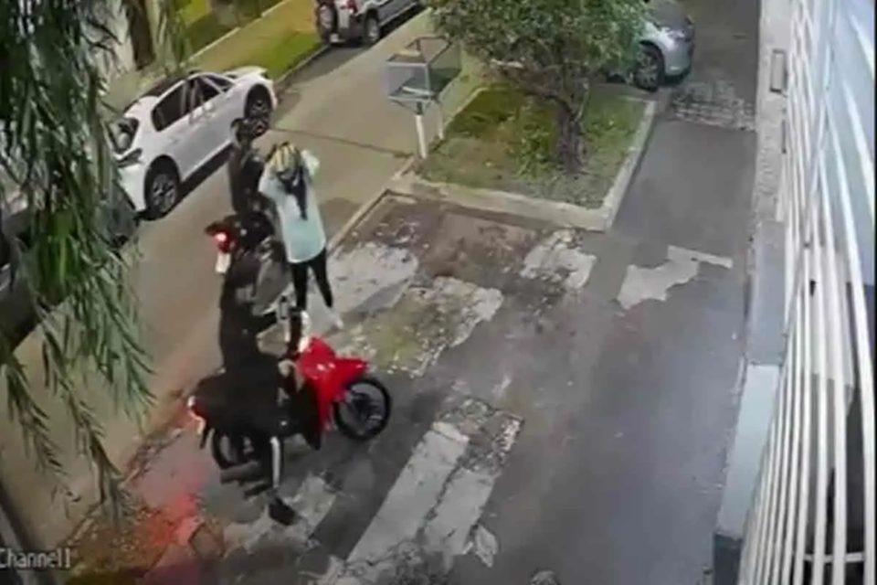 Le aplicó una descarga eléctrica a un ladrón y evitó que le robaran la moto