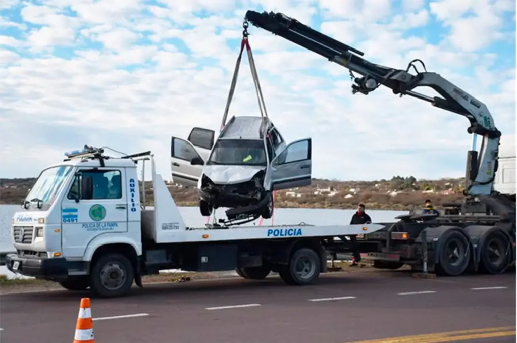Tragedia: cuatro hermanas murieron al caer con su camioneta en una laguna