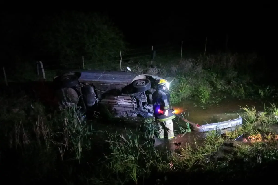 Familia de Concepción del Uruguay volcó con su auto y terminaron en un bañado