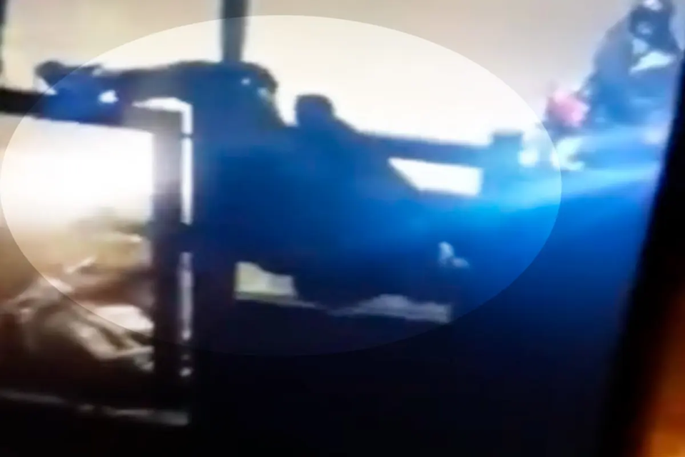 Entró a robar a una casa y quedó atrapado en una reja