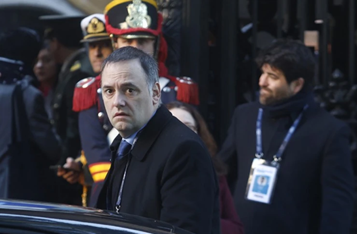 Adorni ahora dice que ganó medio millón de dólares
