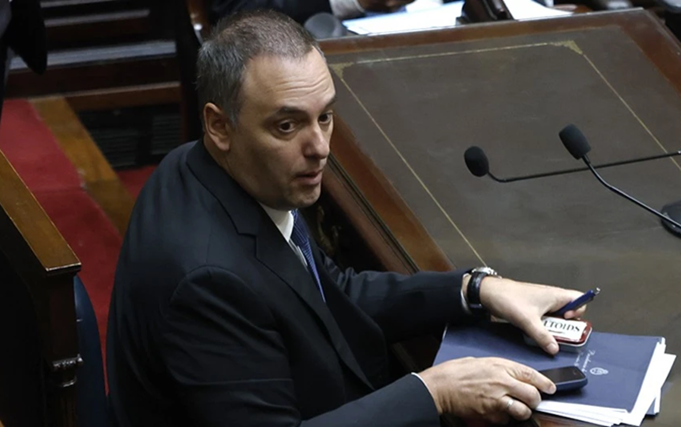 En plena crisis de nervios, Adorni se atrincheró y amenaza: "Es peligroso que termine en la Justicia"