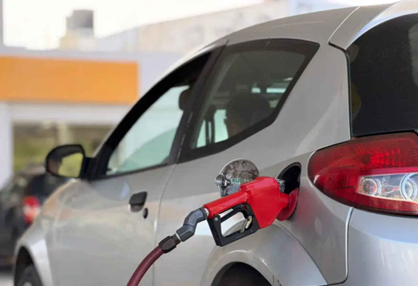 No bajarían los combustibles pese a la caída del petróleo
