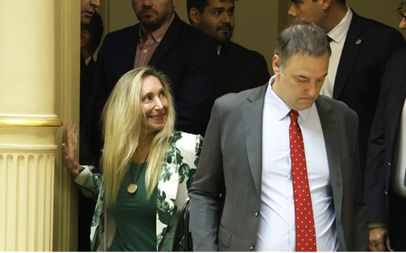 Karina analiza exiliar a Adorni y le buscan un consulado para evitar el Senado