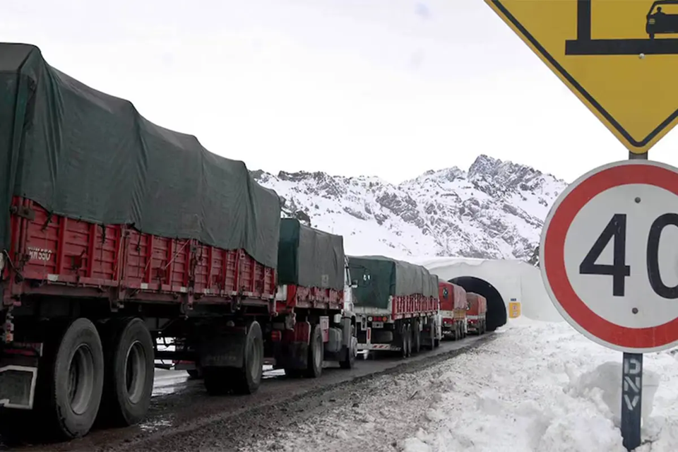 Fuerte temporal de nieve bloquea pasos fronterizos con Chile