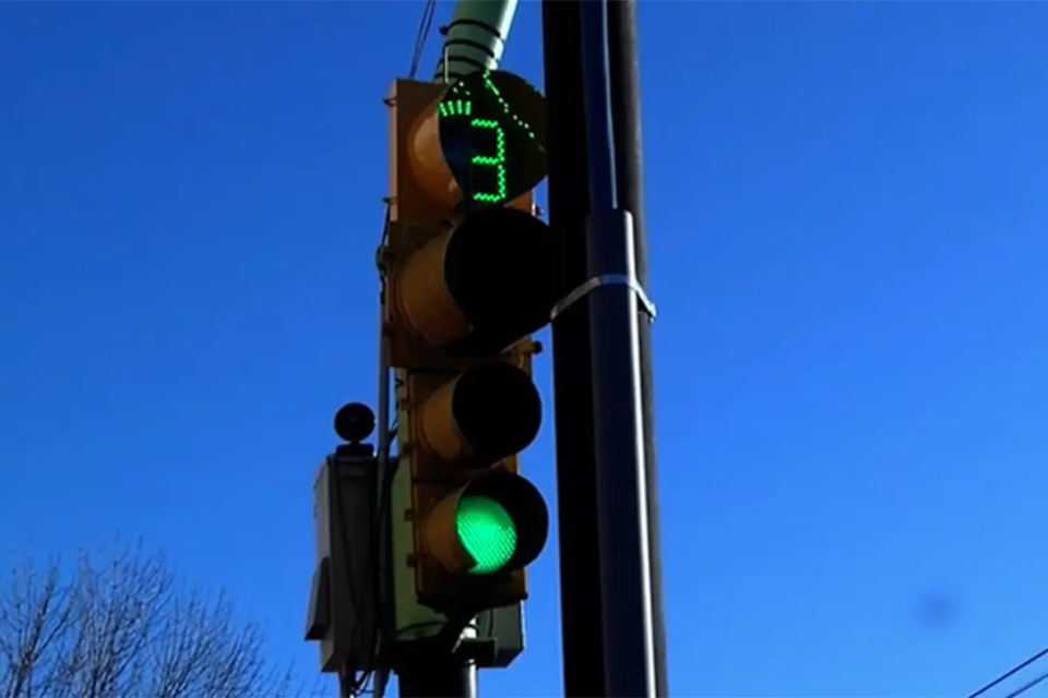 Instalaron un semáforo con inteligencia artificial en ciudad Argentina