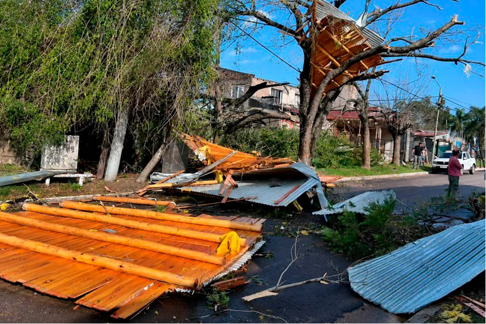 Por el temporal en Entre Ríos se dañó una línea de alta tensión y dejó  varias localidades sin luz